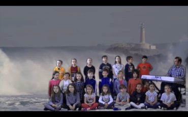 ENSAYO DE LA CANCIÓN «VIENTO DEL NORTE» CON SEGUNDO DE PRIMARIA.